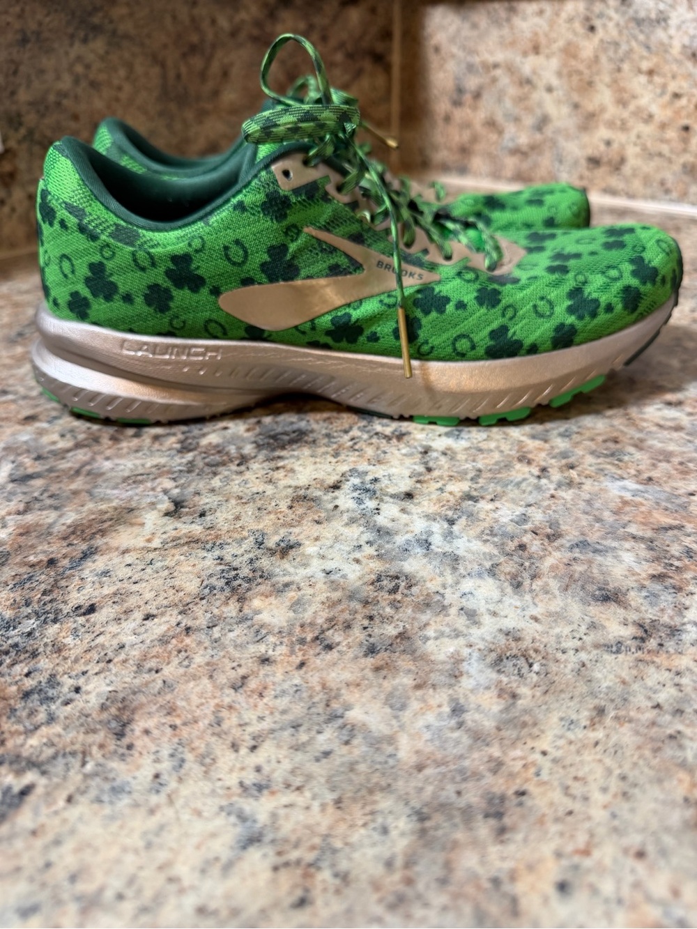 Brooks Launch 6 Run Lucky Green Gold Shamrock Shoes Womens Size US 7 Clover - Picture 5 of 11